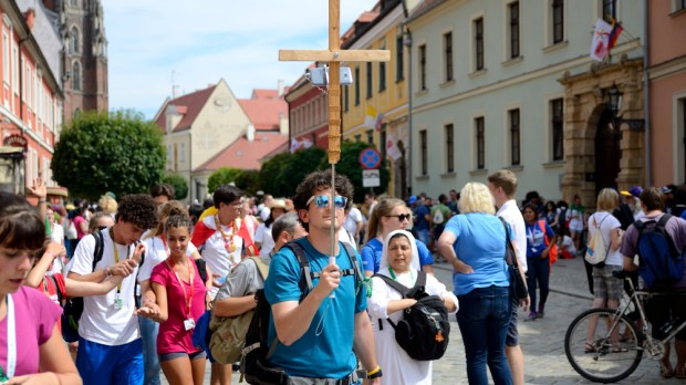 Polish youth holds up cross on his way to World Youth Day, 2016