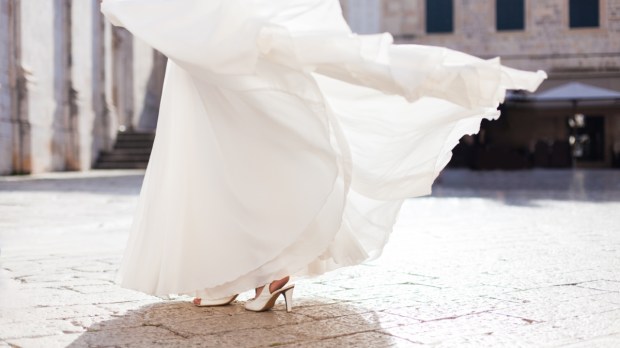 zakonnice przekazują suknie ślubne
