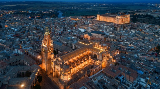 Katedra w Toledo - widok z góry z panoramę miasta nocą