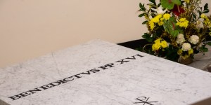 Benedict XVI&#8217;s tomb opens to the public (images)