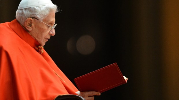 Benedykt XVI podczas spotkania wspólnoty z Taize w Rzymie w grudniu 2012 roku