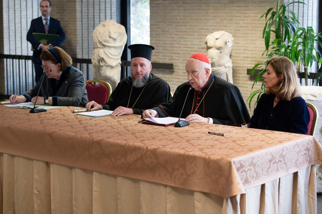 The act of donation of the three fragments of the Parthenon wanted by the Holy Father was signed this morning at the Vatican Museums.