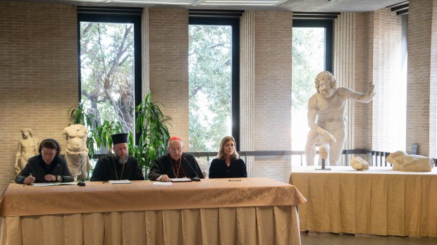 The act of donation of the three fragments of the Parthenon wanted by the Holy Father was signed this morning at the Vatican Museums.