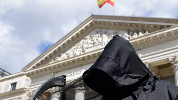 Man dressed as grim reaper protests Spain's proposed euthanasia law