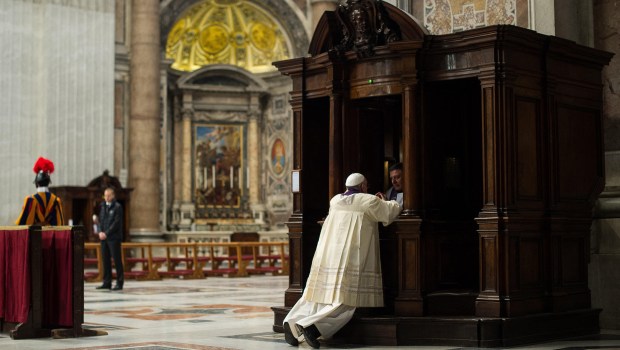 The-10-gestures-of-Pope-Francis-that-shed-light-on-his-pontificate-AFP