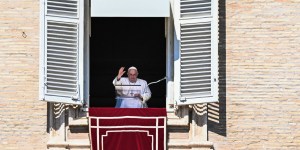Pope: Let&#8217;s pray the rosary for peace