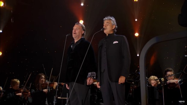 Andrea Bocelli singing with Bryn Terfel