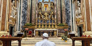 Pope watches &#8220;miracle of the snow&#8221; in St. Mary Major