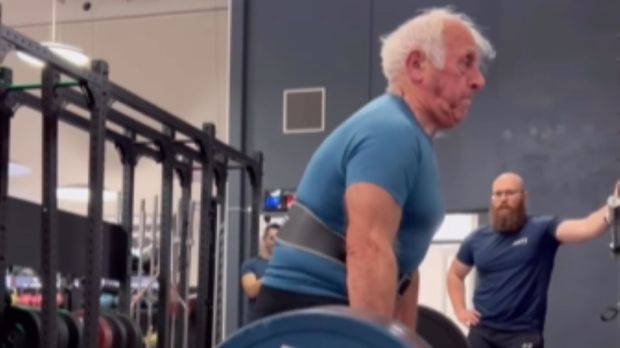 80-year-old Magne lifts 150 kg (330 lbs) on his birthday