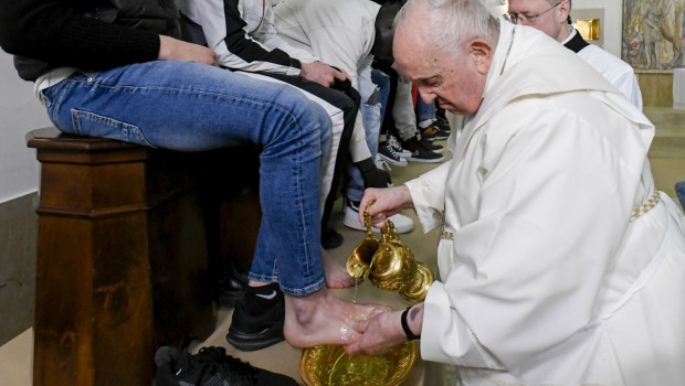 Papież Franciszek obmył nogi osadzonym w więzieniu dla nieletnich w Rzymie