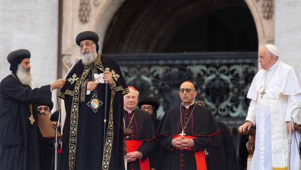 Pope-Francis-and-Leader-of-the-Coptic-Orthodox-Church-of-Alexandria-Pope-Tawadros-II