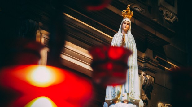Figura Matki Bożej Fatimskiej we wnętrzu kościoła