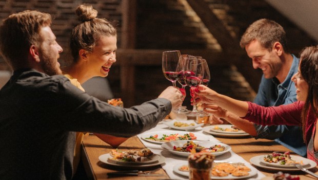 friends-dinner-party-guests