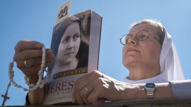 A nun holds a Sainte Therese de Lisieux - Guy Gaucher