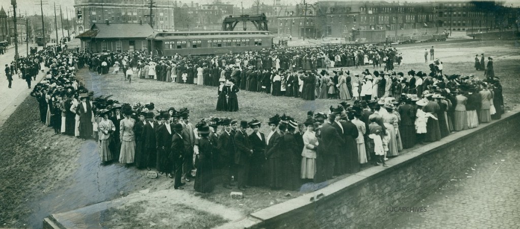 people line up outside St. Anthony's chapel Car in Philadelphia, 1908