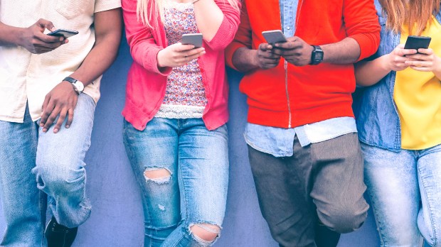 teens-texting-phones-social-media