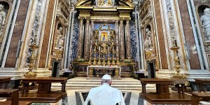 Pope entrusts World Youth Day to Mary with special visit to shrine