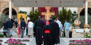 Pope leads synod prayer with call for silence: for believer, for Church, for unity