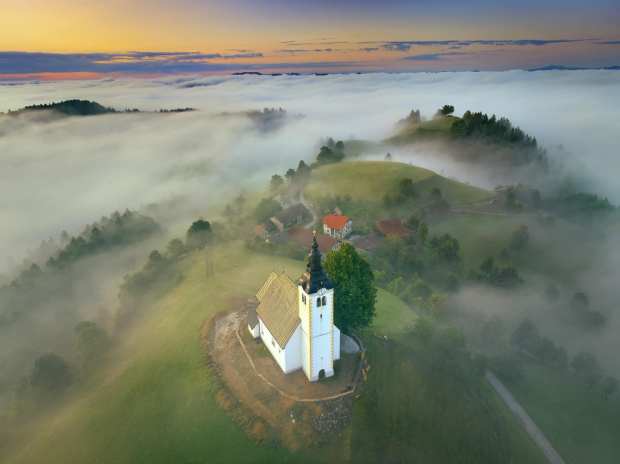 Kościoły z nieba - ksiądz Marcin Gądek fotografuje z powietrza górskie kościoły