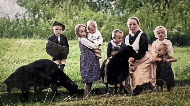 Victoria Ulma with her six children (ca. 1943)
