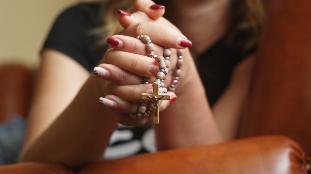 Woman-praying-rosary.jpg