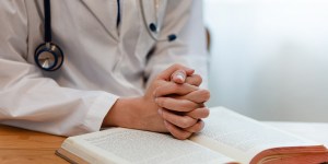 Doctors call for evidence-based treatment for gender dysphoria