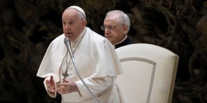 Pope pleas for prayer to end wars: &#8220;Prayer is effective&#8221;