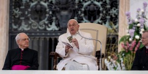 Pope holds Rosary, Bible of dead Ukrainian soldier