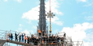 Notre Dame de Paris gets another cross back