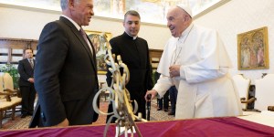 Jordan&#8217;s king tells Pope of need to end violence against Palestinians