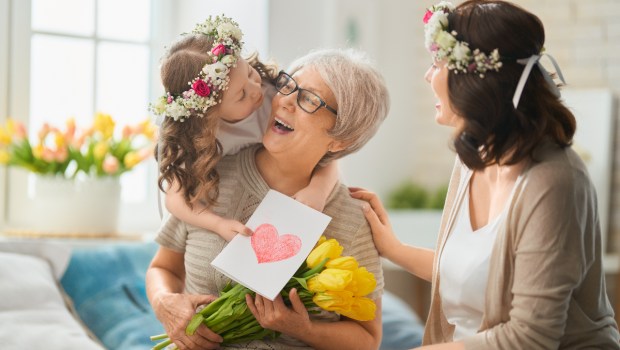 mom-child-grandma-