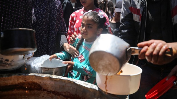 Palestinian children line up for food