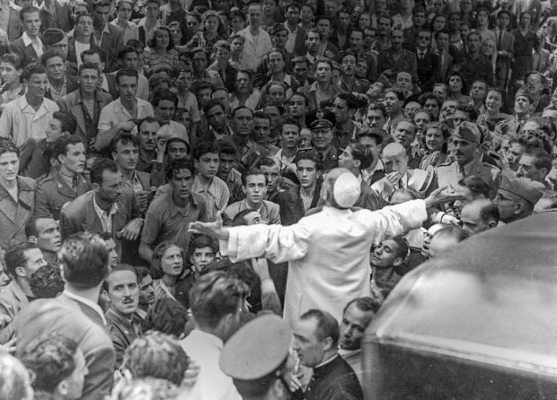 Pius XII with Roman people, in Piazza San Giovanni, 1943