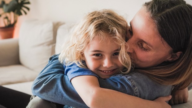 mom-child-hug-happy-