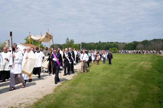 Knights accompany Eucharistic procession at Champion Shrine