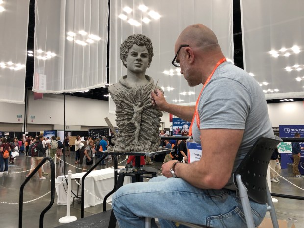 Timothy Schmalz sculpting Eucharistic Congress