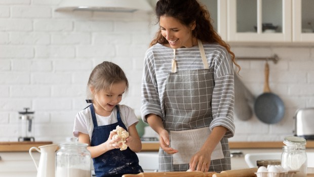 baking-mom-kids-