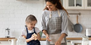 How to bake with little kids without stress
