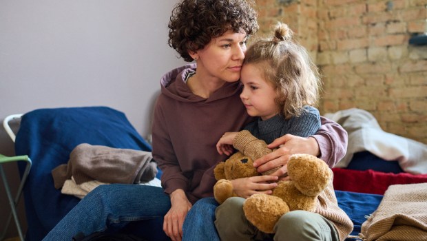 mom-child-comfort-hug-shelter-