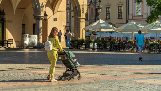mom-child-stroller-city-